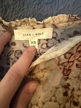 Cleo + Wolf Women’s Size XS Beige/Brown Geometric Round Neck Ruffle Blouse